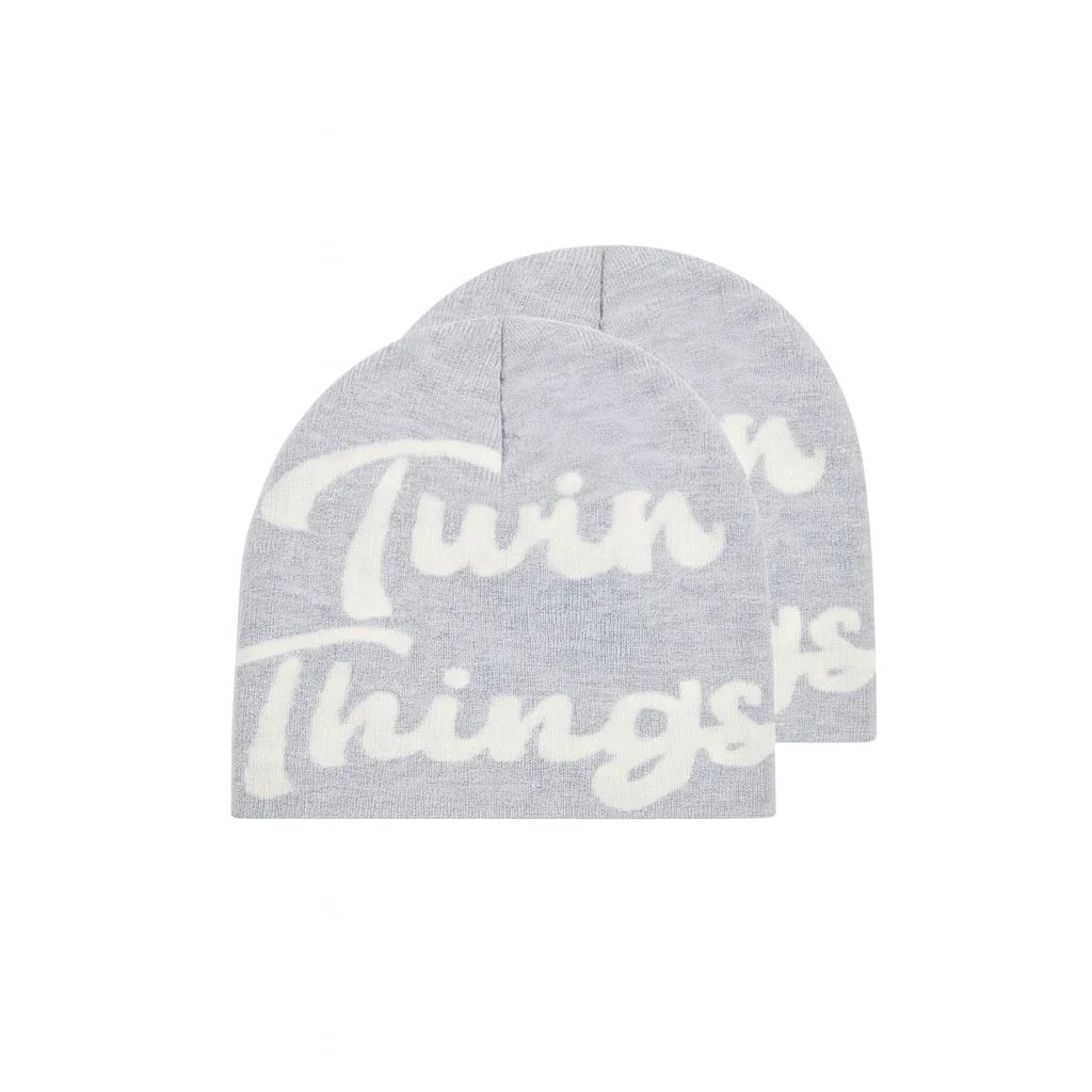 Coppia di t-shirt bianche Twin Things con stampe PERMALOSA e CAPRICCIOSA in rosso fluo sul retro, fit oversize